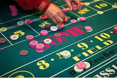 Tangkapan layar Mega Moolah di aplikasi mobile cempaka bet dengan putaran bonus dan jackpot progresif